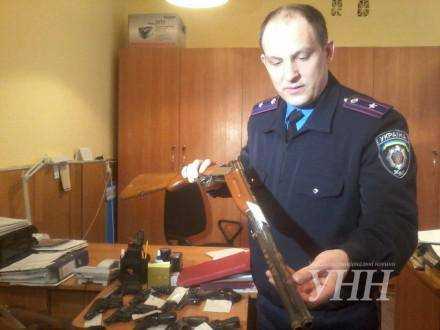 Жители Хмельницкого добровольно сдали 29 единиц оружия. Фото