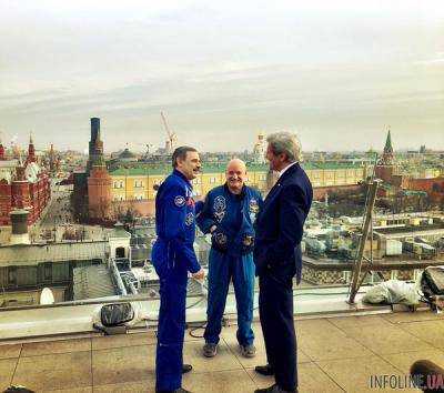 Госсек США Дж.Керри встретился с космонавтами на крыше в центре Москвы