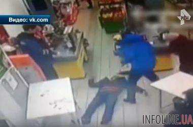 В Челябинске хоккейные фанаты жестоко избили мужчину. Видео