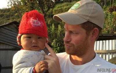 Фотография британского принца Гарри с младенцем покорила Instagram