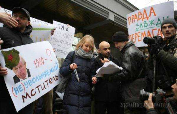 Пикет под стенами Генпрокуратуры: люди требуют отставки Шокина. Фото