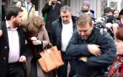 В Сети появилось видео нападения прокремлевских активистов на российского оппозиционера Алексея Навального