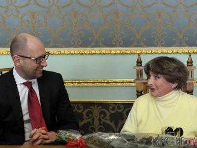 В Черновцах Яценюк встретился с вдовой И.Мыколайчука