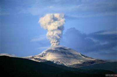 На Курилах вулкан выпустил трехкилометровый столб пепла