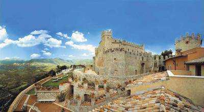 В Италии выставили на продажу замок вместе с селом