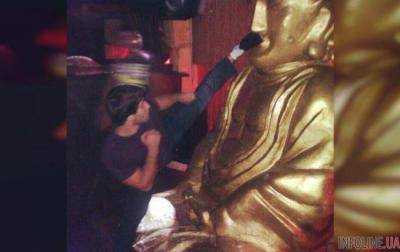 Геройские подвиги русских людей: российский спортсмен помочился в храме и ударил в нос статую Будды