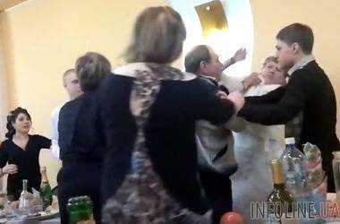 Пели и плясали: в России на свадьбе отец жениха избил невесту. Видео