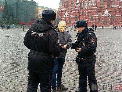На Красной площади в РФ задержан активист в маске В.Путина