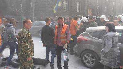 На журналиста во время митинга возле АП упала виселица