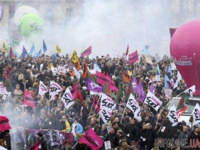 В Париже во время акции протеста вспыхнули стычки с полицией
