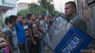 В Македонии полиция применила слезоточивый газ против мигрантов