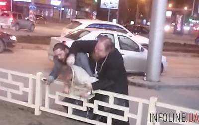 Как российский батюшка крестом учил "неверного" парковаться. Видео 18+