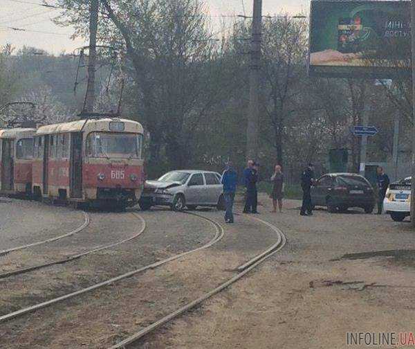 В Харькове ДТП: иномарка "наехала" на трамвай. Фото