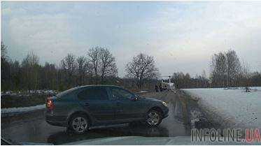 В России посреди автотрассы приземлился вертолет со священниками. Видео