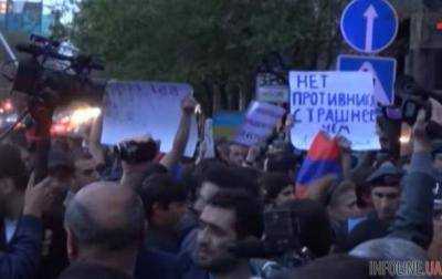 Летят яйца: в Ереване активисты забросали яйцами посольство РФ. Видео