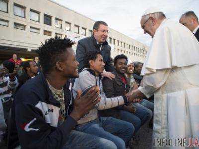 Папа Римский Франциск забрал с острова Лесбос 14 беженцев