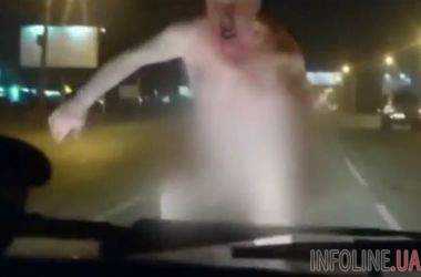 В России злой, голый мужчина напал на автомобиль. Видео 18+