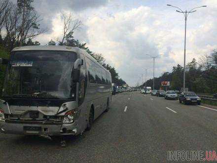 На трассе "Киев-Борисполь" автобус столкнулся с автомобилем: один человек погиб. Фото с места происшествия