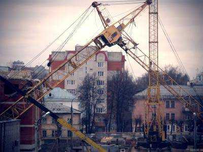 В Умани упал кран, есть жертвы