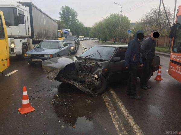 Во Львове столкнулись три автомобиля и маршрутка: фото с места ДТП