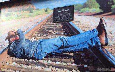 В России магазин джинсовой одежды натянул баннер поверх мемориальной доски ветерану Великой Отечественной войны