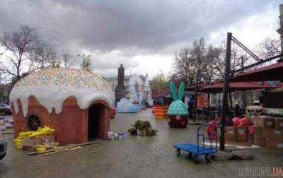 В Москве поставили туалет в форме пасхального кулича. Фото