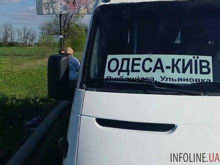 Неизвестные обстреляли маршрутку "Одесса-Киев". Фото с места происшествия