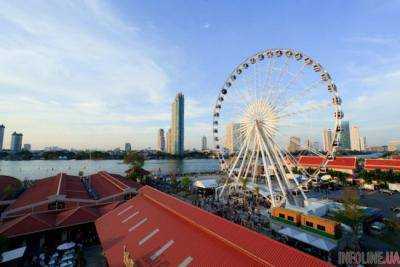 В Бангкоке загорелось колесо обозрения