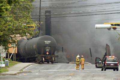 В США перевернулся поезд, перевозивший химические веществами, есть утечка