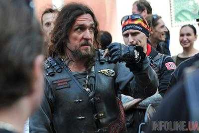 Скандальный байкер "Хирург" толкнул журналиста из-за не понравившегося вопроса. Видео