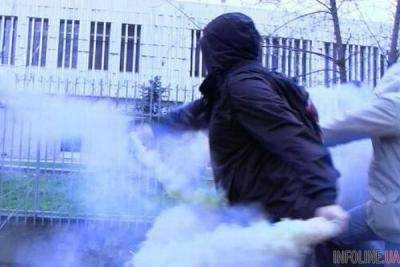 Сторонники "Другой России" забросали файерами посольство Украины в Москве