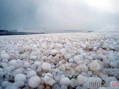 Китай накрыл аномально большой град. Видео