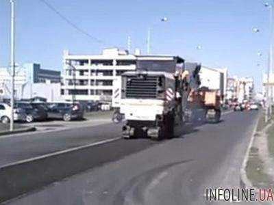 "Царь уехал, красную дорожку с собой забрал": после отъезда Путина в Казани срезали новый асфальт