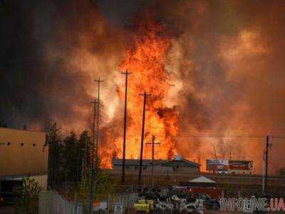 Канадский Форт Мак-Мюррей из-за пожара отрезан от наземных путей