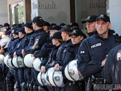В столице Германии проходят массовые демонстрации "за" и "против" политики А.Меркель