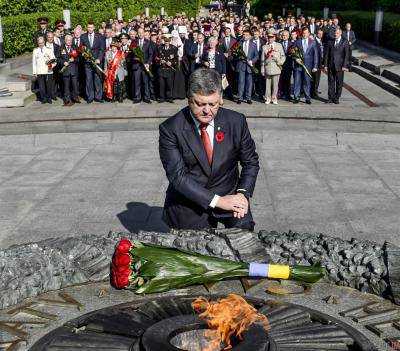 Президент Украины Петр Порошенко возложил цветы к могиле Неизвестного солдата