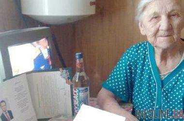 Российские чиновники поздравили ветеранов бутылкой водки и тремя открытками