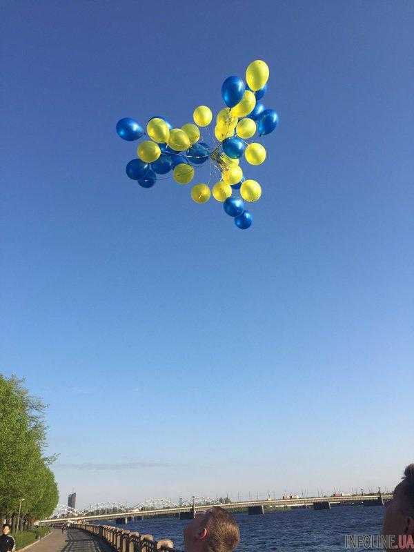 В честь дня рождения Н.Савченко в небо Латвии запустили сине-желтые шарики