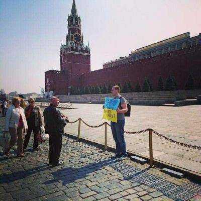 Под стенами Кремля мужчина исполнил гимн Украины. Видео