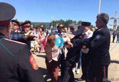 В России напали на российского оппозиционера Навального: облили молоком и били ногами. Видео