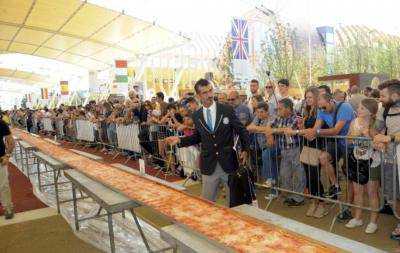 В Неаполе приготовили почти 2х километровую пиццу