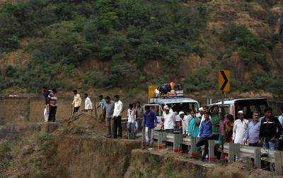 В Индии грузовик упал в ущелье, погибло 16 человек