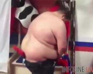 Невероятный эпизод: в раздевалку российской сборной пробрался странный фанат и справил нужду в коньки форварда