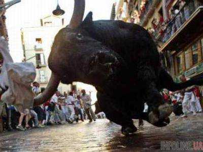 Разъяренный бык атаковал жителей испанского города. Видео