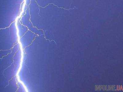 В парке Парижа молния ударила в группу людей