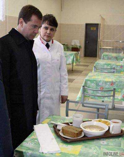 Антикризисная скатерть-самобранка: в Сети смеются над новым фото Медведева