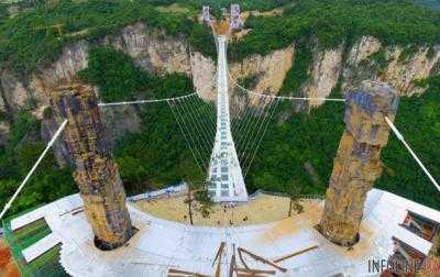 В Китае построили самый высокий и длинный подвесной мост из стекла. Видео