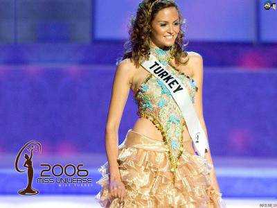 Бывшую мисс Турция приговорили к 14 месяцам за оскорбительное стихотворение о президенте