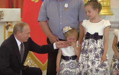 Конфуз в Кремле: как Путин не смог успокоить плачущую девочку. Видео