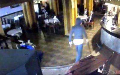 Опубликовано видео расстрела бойца ММА в одном из ресторанов Махачкалы